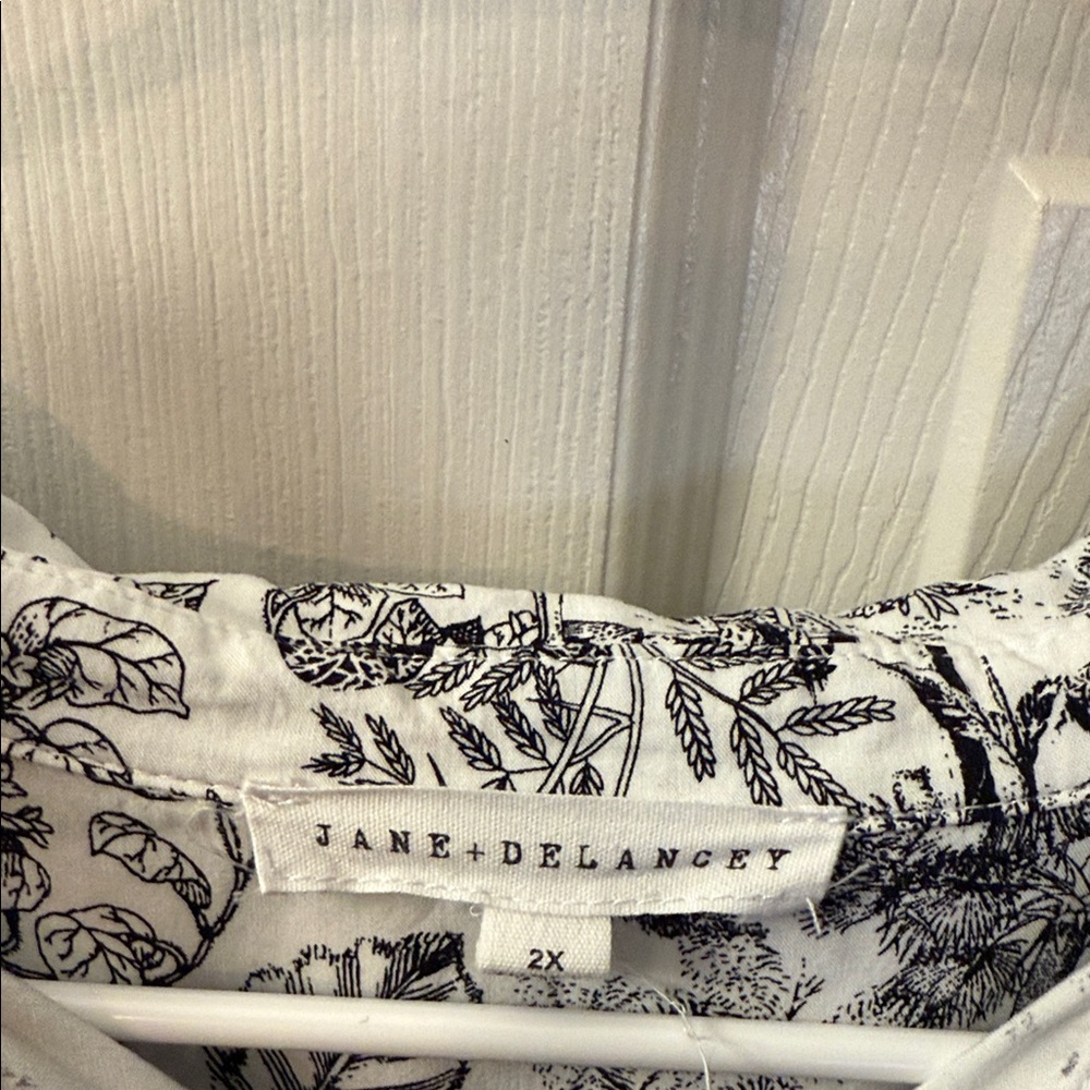 Elegant Black and White Botanical Print Blouse - Picture 3 of 8